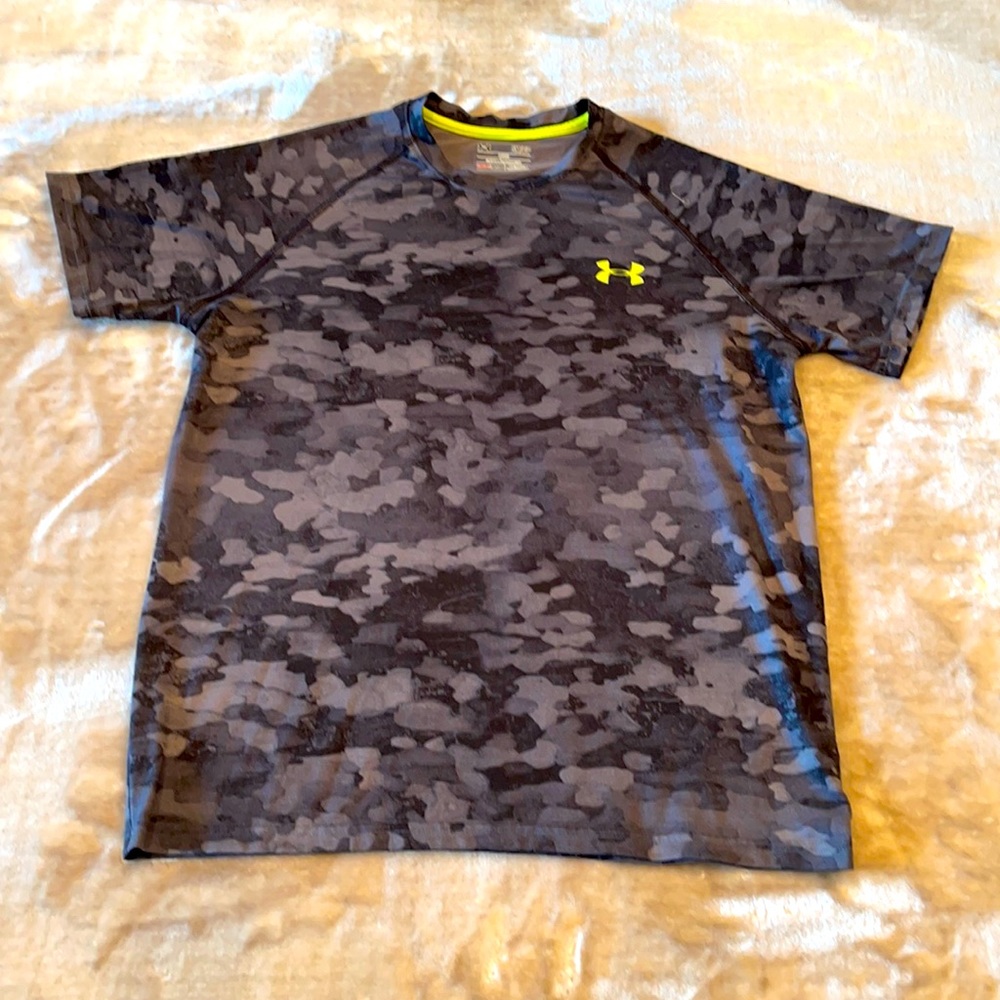 Men’s Size Small Under Armour Camouflage Print TShirt